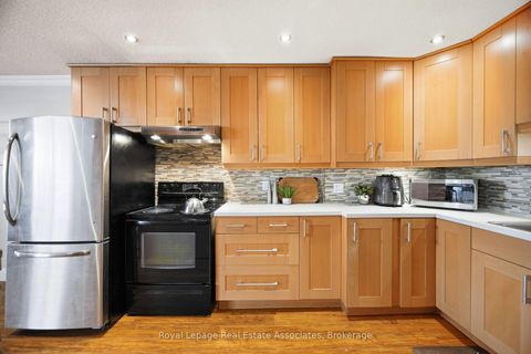 Photo 10 at 222 - 1055 Dundas Street E, Applewood, Mississauga