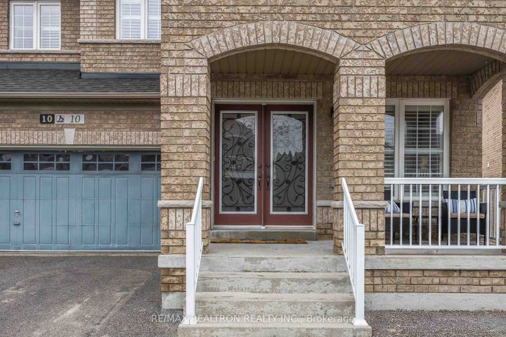 Photo 1 at 10 Dovetail Drive, Oak Ridges Lake Wilcox, Richmond Hill