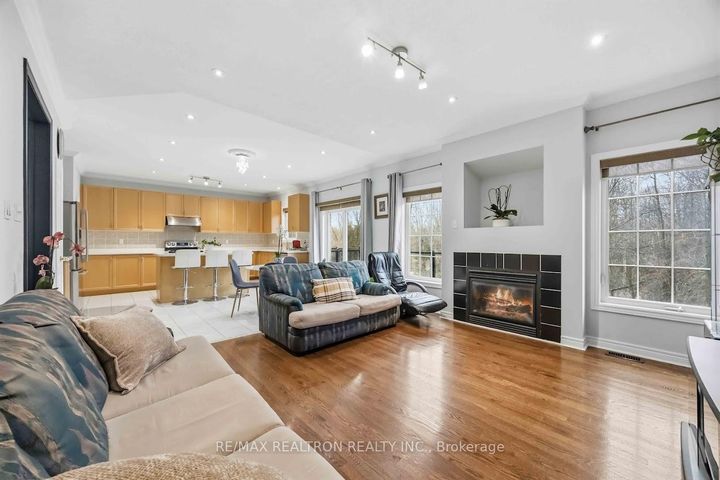 Photo 3 at 10 Dovetail Drive, Oak Ridges Lake Wilcox, Richmond Hill