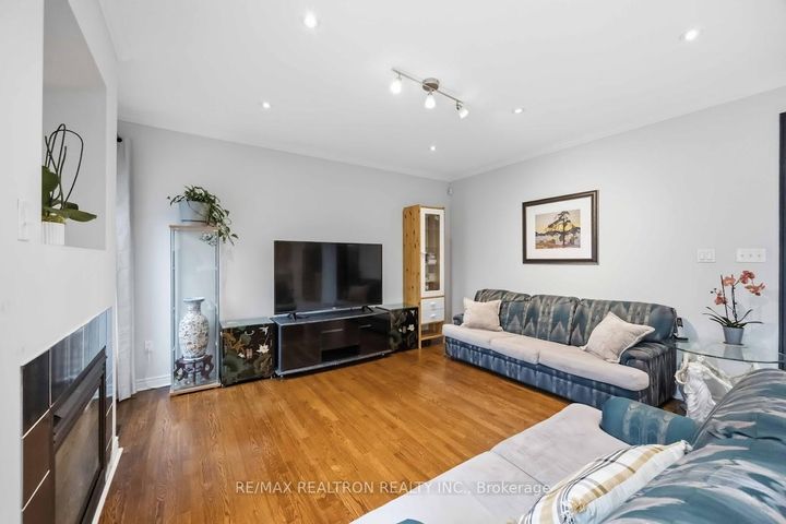 Photo 4 at 10 Dovetail Drive, Oak Ridges Lake Wilcox, Richmond Hill