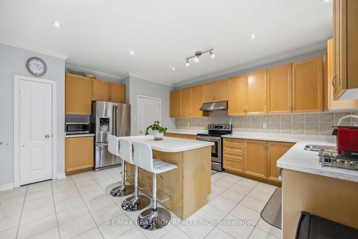 Photo 7 at 10 Dovetail Drive, Oak Ridges Lake Wilcox, Richmond Hill