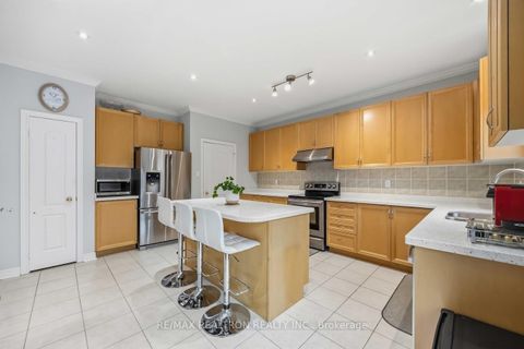 Photo 7 at 10 Dovetail Drive, Oak Ridges Lake Wilcox, Richmond Hill