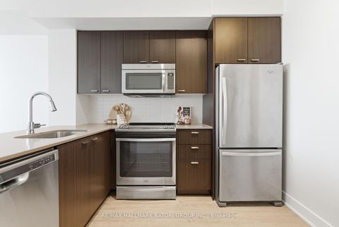 Photo 8 at 706 - 30 Roehampton Avenue, Mount Pleasant West, Toronto