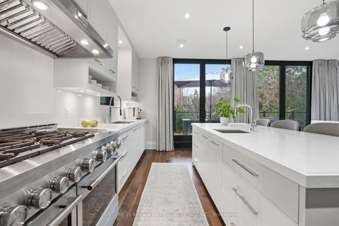 Photo 13 at 33 Nesbitt Drive, Leaside, Toronto