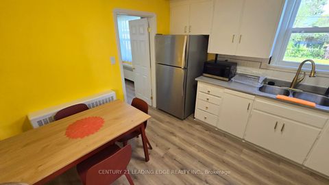 Photo 3 at 70 Westdale Drive, CFB, Toronto