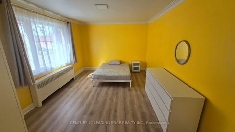 Photo 4 at 70 Westdale Drive, CFB, Toronto