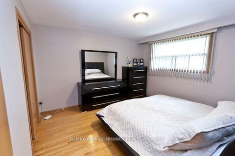 Photo 2 at 8 Stanwood Crescent, Humbermede, Toronto
