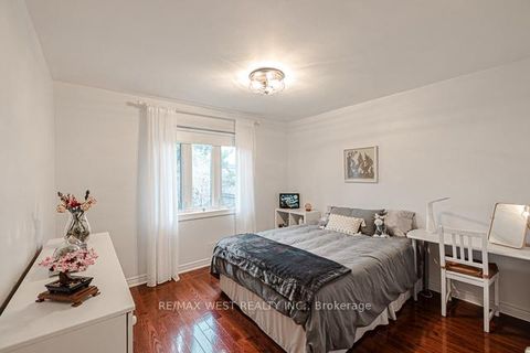 Photo 17 at 17 Saybrook Avenue, Queensway, Toronto