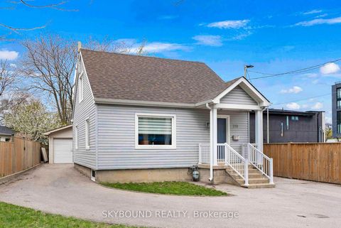 Photo 2 at 790 The Queensway, Queensway, Toronto