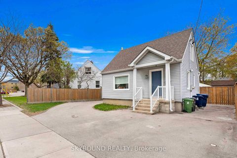 Photo 3 at 790 The Queensway, Queensway, Toronto