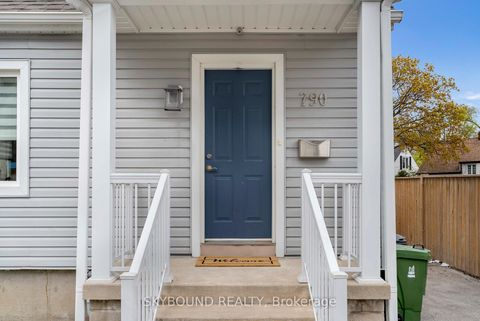 Photo 4 at 790 The Queensway, Queensway, Toronto