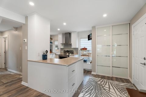 Photo 5 at 790 The Queensway, Queensway, Toronto