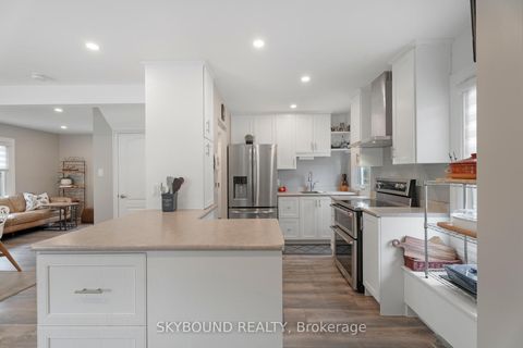 Photo 6 at 790 The Queensway, Queensway, Toronto