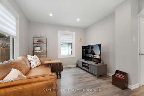 Photo 13 at 790 The Queensway, Queensway, Toronto