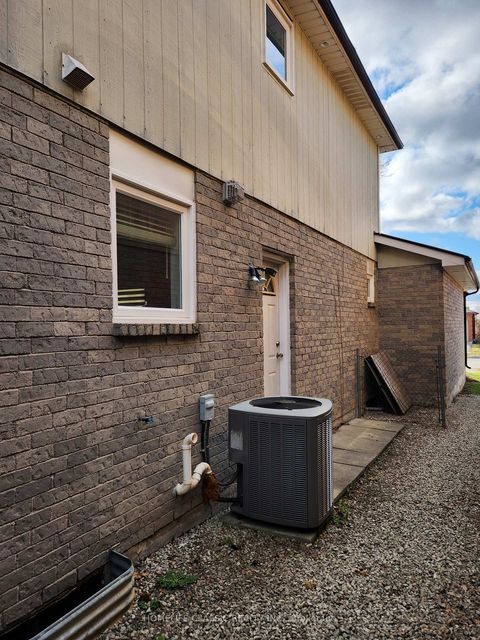 Photo 3 at 56 Gray Crescent, North Richvale, Richmond Hill