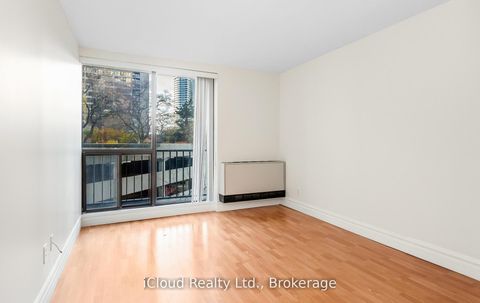 Photo 25 at 837 - 33 Harbour Square, Waterfront Communities C1, Toronto