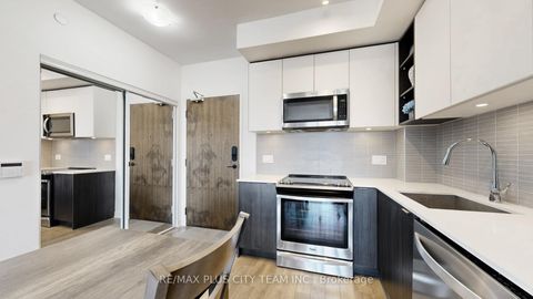 Photo 7 at 626 - 100 Eagle Rock Way, Rural Vaughan, Vaughan