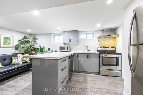 Photo 13 at 735 Srigley Street, College Manor, Newmarket