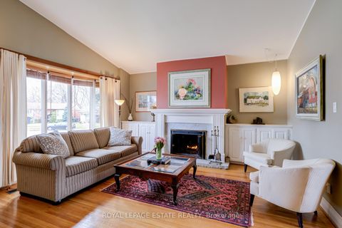 Photo 4 at 32 Benprice Court, Woburn, Toronto