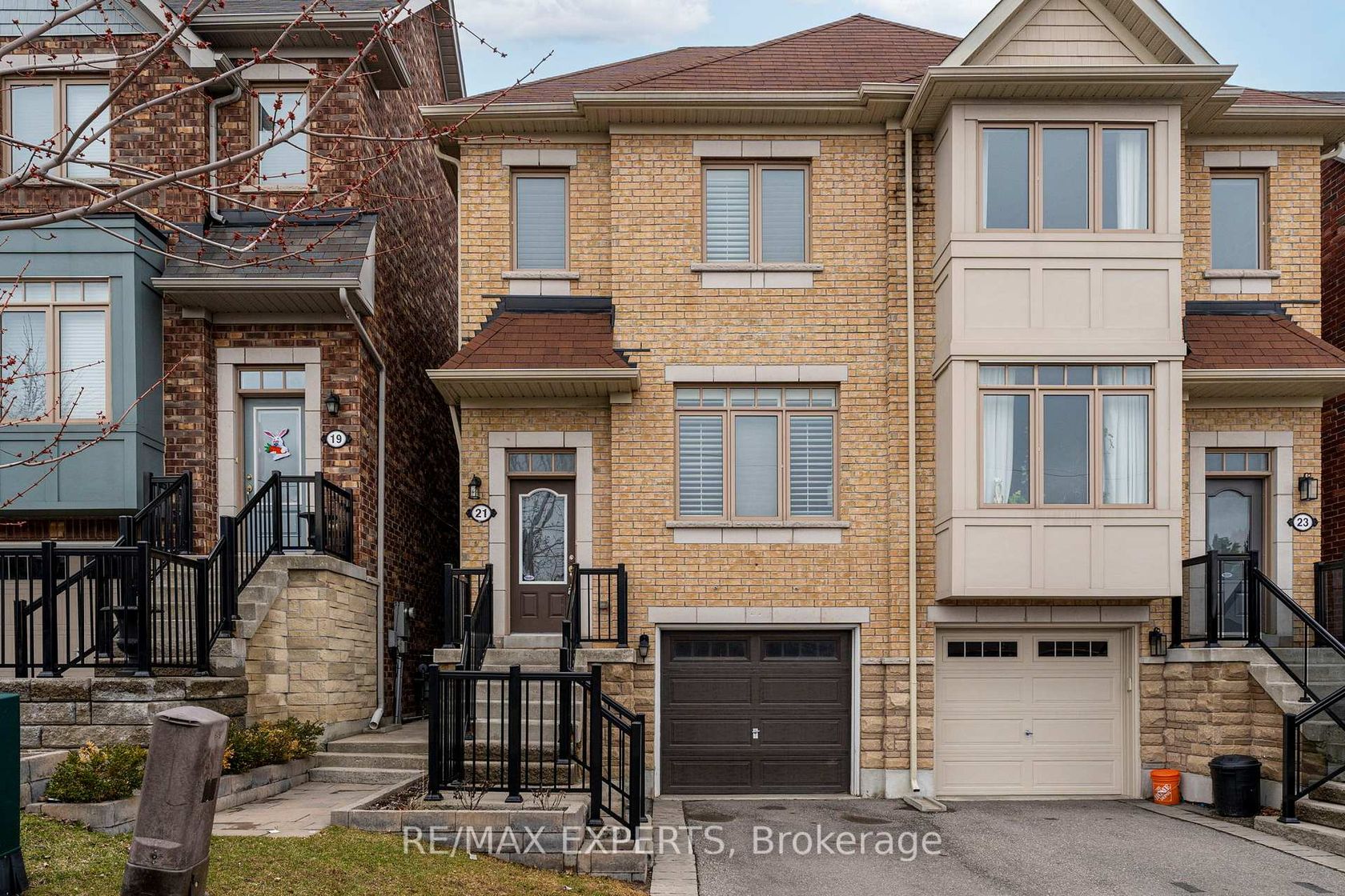 21 Ypres Road, Eglinton West, Toronto photo number 2