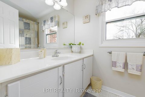 Photo 23 at 54 Meyer Circle, Markham Village, Markham