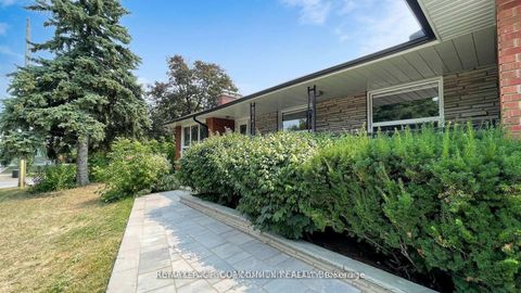 Photo 2 at 39 Silverview Drive, Newtonbrook East, Toronto
