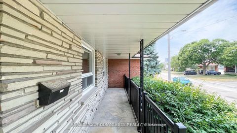 Photo 4 at 39 Silverview Drive, Newtonbrook East, Toronto