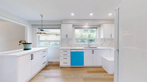 Photo 13 at 39 Silverview Drive, Newtonbrook East, Toronto