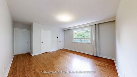Photo 17 at 39 Silverview Drive, Newtonbrook East, Toronto