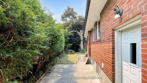 Photo 42 at 39 Silverview Drive, Newtonbrook East, Toronto
