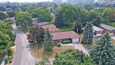 Photo 48 at 39 Silverview Drive, Newtonbrook East, Toronto