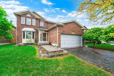 Photo 3 at 86 Dina Road, Maple, Vaughan