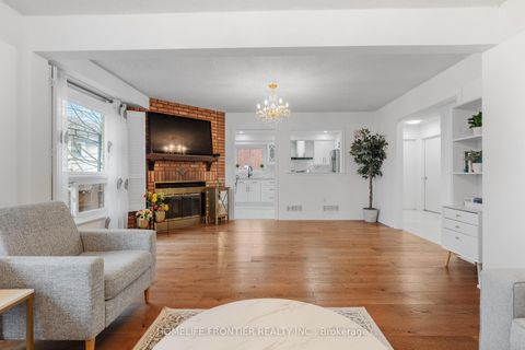 Photo 3 at 55 Attridge Drive, Aurora Village, Aurora