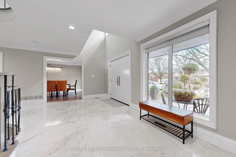 Photo 2 at 186 Wigwoss Drive, East Woodbridge, Vaughan