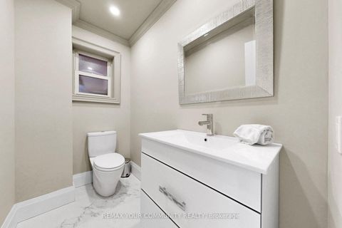 Photo 13 at 186 Wigwoss Drive, East Woodbridge, Vaughan