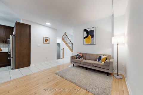 Photo 4 at 346 Thornhill Woods Drive, Patterson, Vaughan