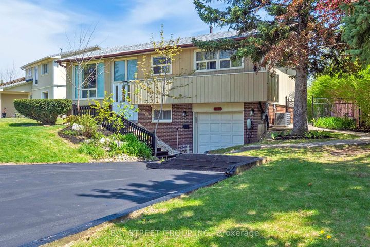 Photo 2 at 6119 Wabukayne Court, Meadowvale, Mississauga