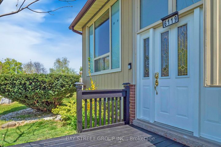 Photo 3 at 6119 Wabukayne Court, Meadowvale, Mississauga