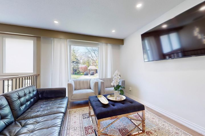 Photo 4 at 6119 Wabukayne Court, Meadowvale, Mississauga