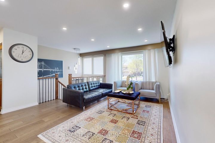 Photo 6 at 6119 Wabukayne Court, Meadowvale, Mississauga