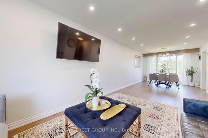 Photo 9 at 6119 Wabukayne Court, Meadowvale, Mississauga