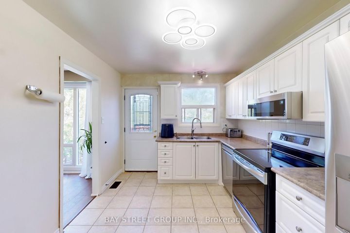 Photo 16 at 6119 Wabukayne Court, Meadowvale, Mississauga