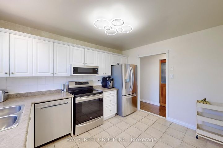 Photo 17 at 6119 Wabukayne Court, Meadowvale, Mississauga