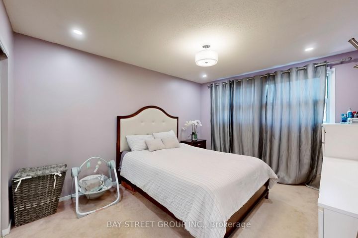 Photo 20 at 6119 Wabukayne Court, Meadowvale, Mississauga