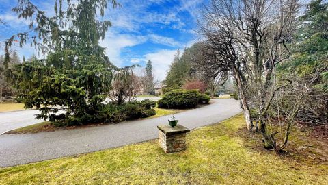 Photo 2 at 2 Colvestone Road, Windfields, Toronto