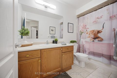 Photo 40 at 182 Chayna Crescent, Patterson, Vaughan