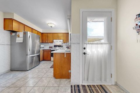 Photo 15 at 869 Vicki Drive, West Shore, Pickering