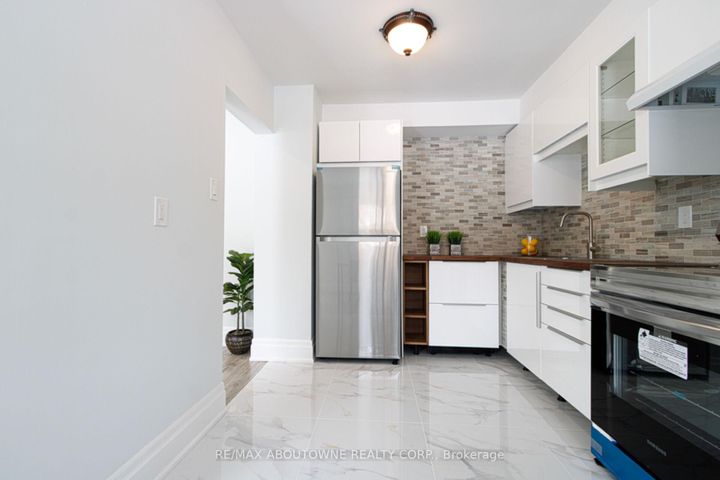 Photo 10 at 41 - 1532 Lancaster Drive, FA Falgarwood, Oakville