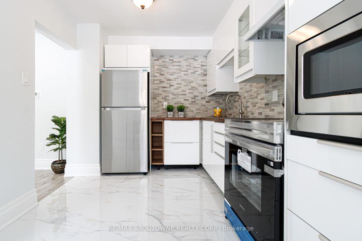 Photo 11 at 41 - 1532 Lancaster Drive, FA Falgarwood, Oakville