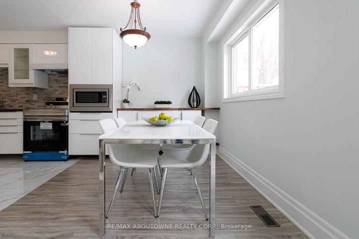 Photo 13 at 41 - 1532 Lancaster Drive, FA Falgarwood, Oakville